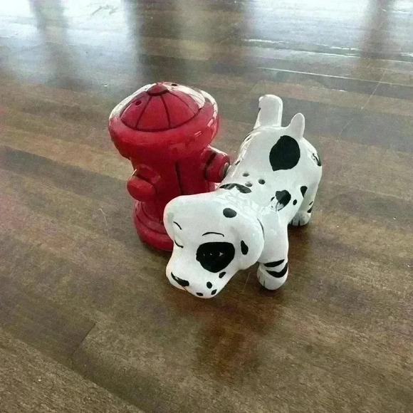 Vintage Salt & pepper shaker set Dog peeing on fire hydrant‎ dalmatian - Picture 1 of 6